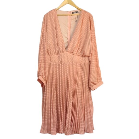 Boohoo Dresses & Skirts - NWOT BooHoo Dobby Pleated V Neck Long Sleeve Midi Dress in Blush l Size 18